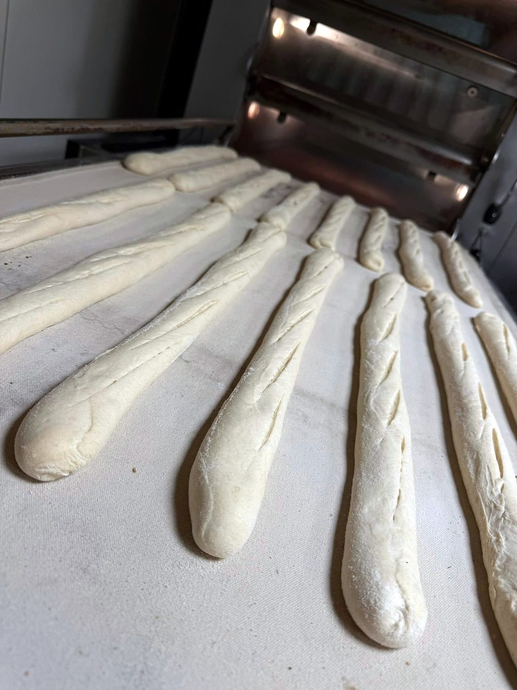 Baguettes façonnées avant cuisson