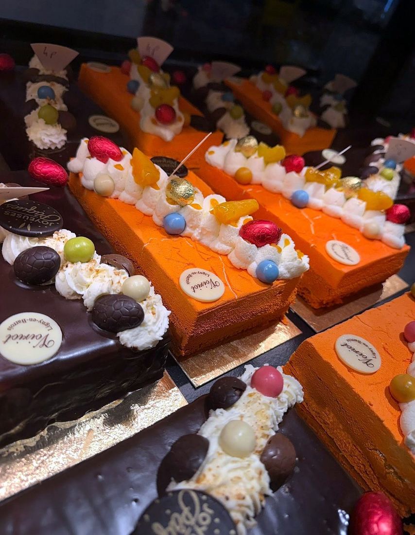 Bûches au chocolat décorées en vitrine