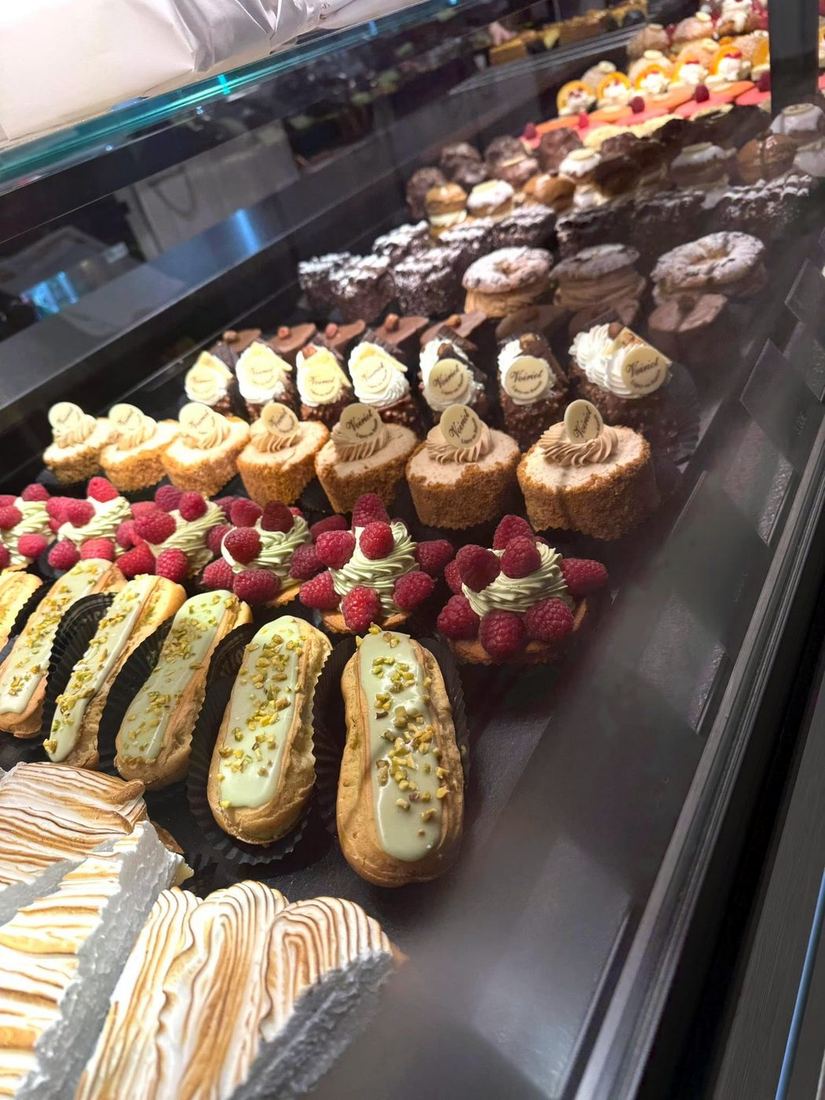 Éclairs et pâtisseries en vitrine