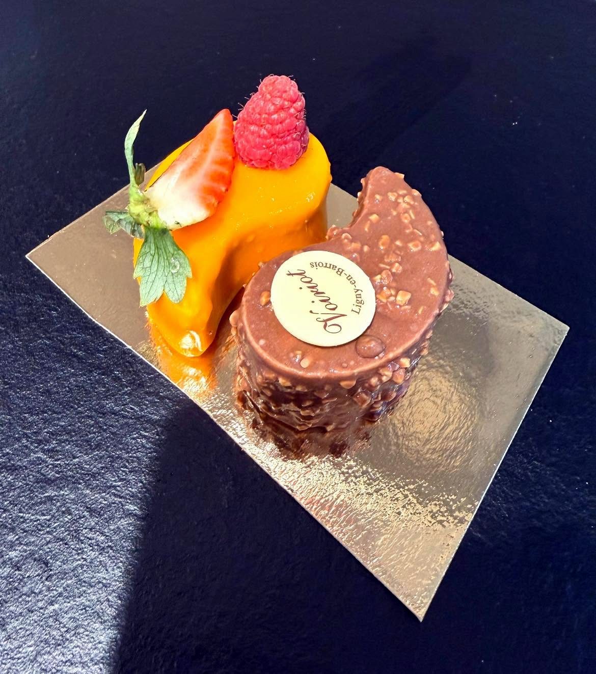 Entremets individuel au chocolat et à la mangue