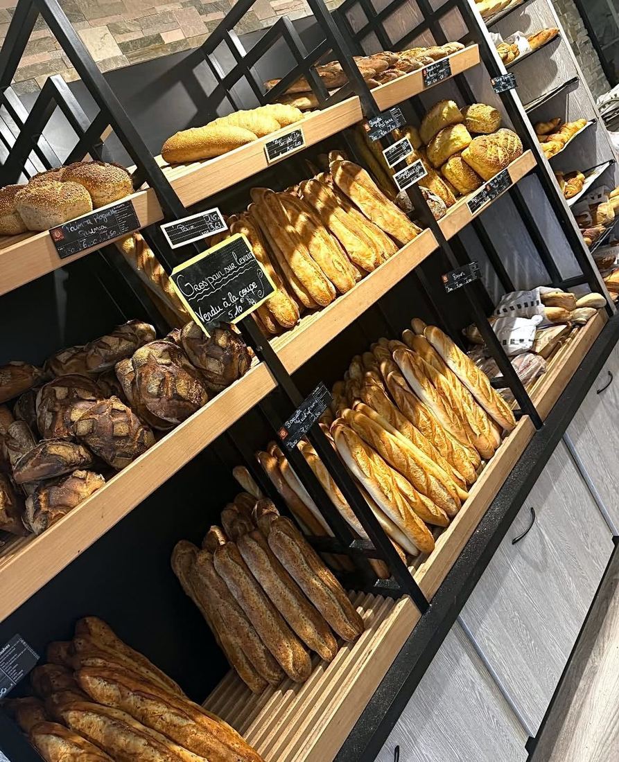 Étagères de la boutique garnies de pains et de viennoiseries