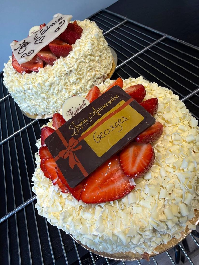 Gâteaux de fête aux fraises et copeaux de chocolat blanc