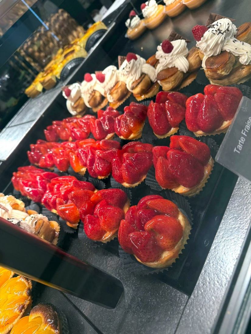 Tartelettes aux fraises en vitrine