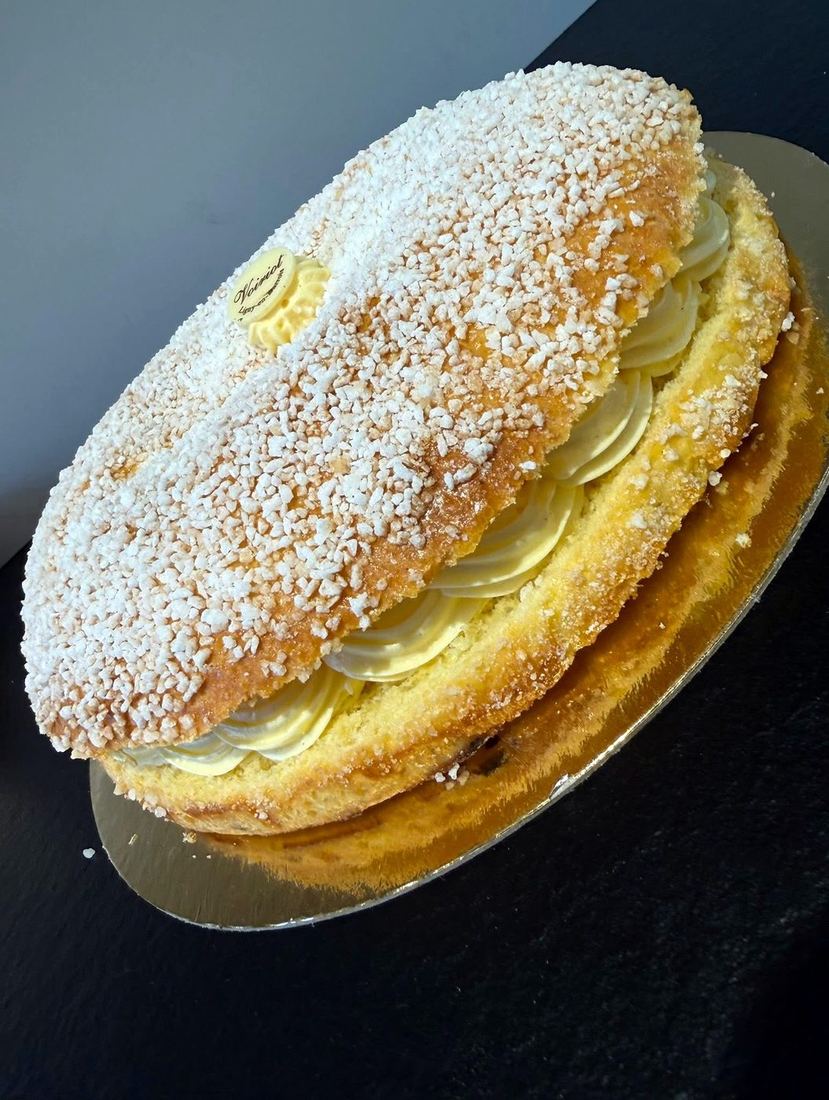 Tropézienne garnie de crème et sucre perlé