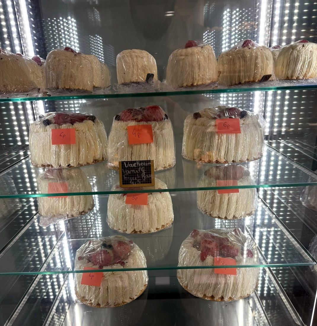 Vitrine d'entremets aux fruits rouges